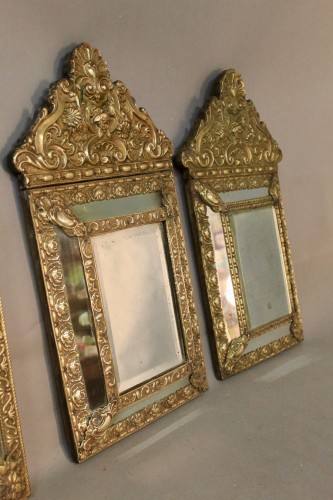Suite de 4 miroirs à fronton en laiton repoussé fin 19e - Jean-Yves Buhard