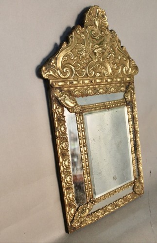 XIXe siècle - Suite de 4 miroirs à fronton en laiton repoussé fin 19e