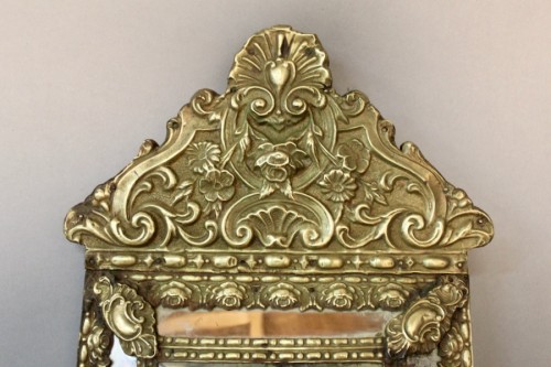 Suite de 4 miroirs à fronton en laiton repoussé fin 19e - 