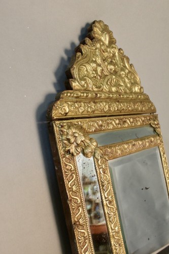 Antiquités - Suite de 4 miroirs à fronton en laiton repoussé fin 19e