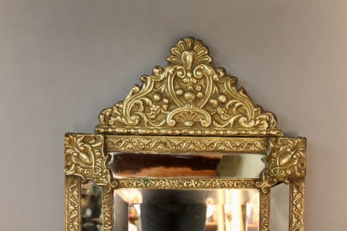 Antiquités - Suite de 4 miroirs à fronton en laiton repoussé fin 19e