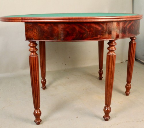 XIXe siècle - Table à jeux demi-lune en acajou de Cuba