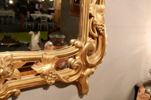 Antiquités - Miroir à parecloses à décor de raisins, milieu du XIXe siècle