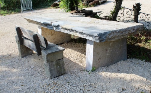 Table de monastère et son banc  en Pierre de Saint Cyr - Matériaux & Architecture Style 