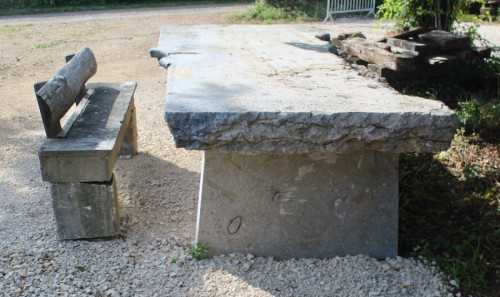 Table de monastère et son banc  en Pierre de Saint Cyr - Jean-Yves Buhard