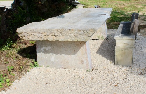 XVIIe siècle - Table de monastère et son banc  en Pierre de Saint Cyr