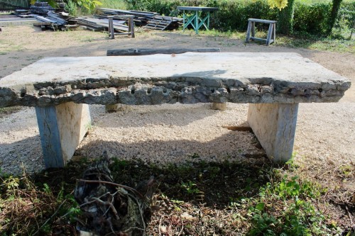  - Table de monastère et son banc  en Pierre de Saint Cyr