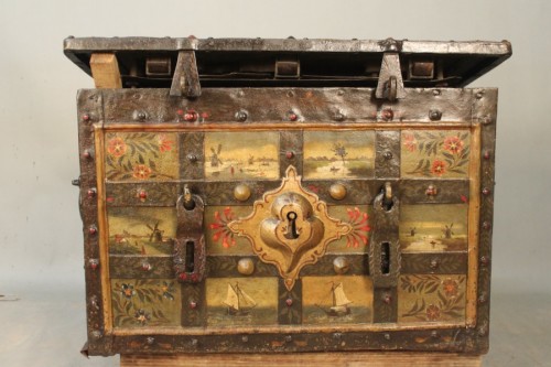 Coffre de marine dit "de Nuremberg" XVIIe siècle - Mobilier Style 
