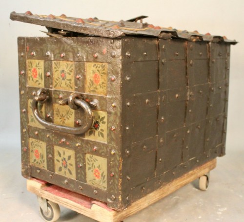 Mobilier Cabinet & Coffre - Coffre de marine dit "de Nuremberg" XVIIe siècle
