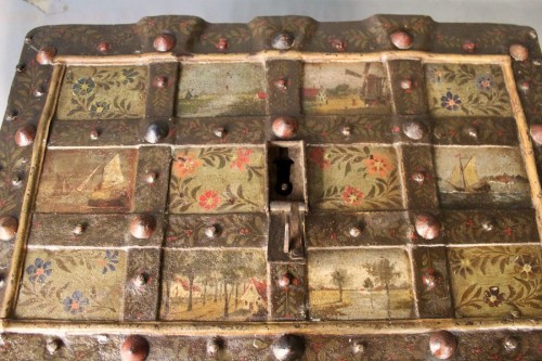 Antiquités - Coffre de marine dit "de Nuremberg" XVIIe siècle