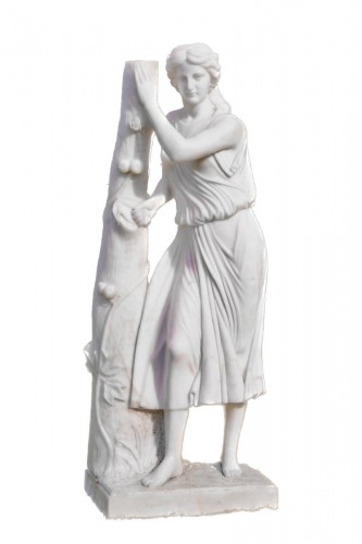 Importante statue en marbre de Carrare représentant une ramasseuse de fruits