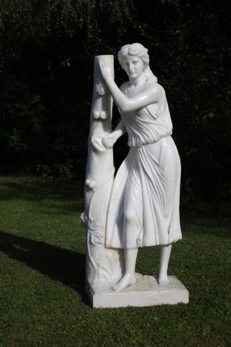 Importante statue en marbre de Carrare représentant une ramasseuse de fruits - Jean-Yves Buhard
