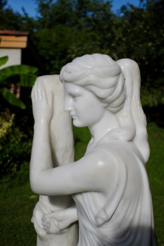 Importante statue en marbre de Carrare représentant une ramasseuse de fruits - 