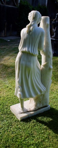  - Importante statue en marbre de Carrare représentant une ramasseuse de fruits
