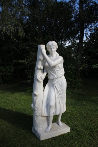 Antiquités - Importante statue en marbre de Carrare représentant une ramasseuse de fruits