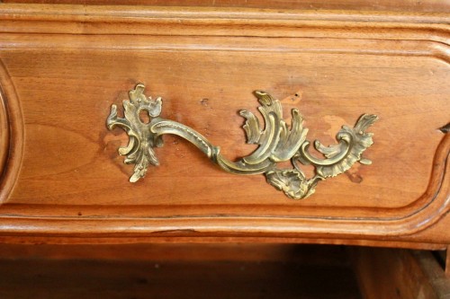 XVIIIe siècle - Commode Lyonnaise En Noyer XVIIIème