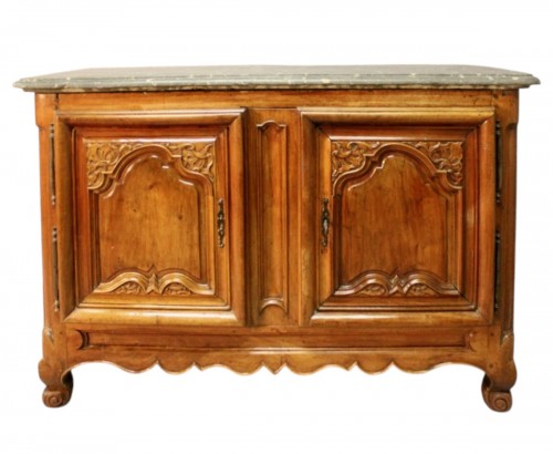 Buffet en noyer à dessus de pierre de Saint-Cyr, France XVIIIe siècle
