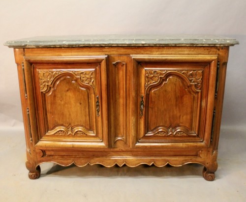 Buffet en noyer à dessus de pierre de Saint-Cyr, France XVIIIe siècle - Mobilier Style Louis XV