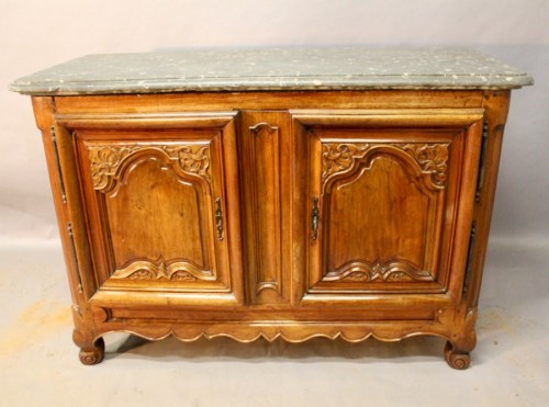 Mobilier Buffet - Buffet en noyer à dessus de pierre de Saint-Cyr, France XVIIIe siècle