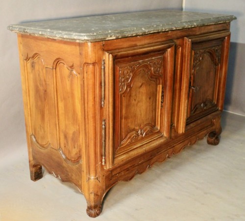 XVIIIe siècle - Buffet en noyer à dessus de pierre de Saint-Cyr, France XVIIIe siècle