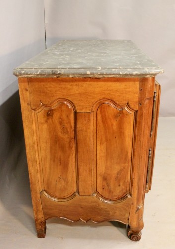 Buffet en noyer à dessus de pierre de Saint-Cyr, France XVIIIe siècle - Louis XV