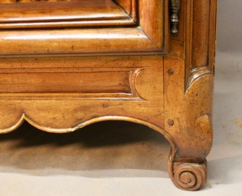 Louis XV - Buffet en noyer à dessus de pierre de Saint-Cyr, France XVIIIe siècle