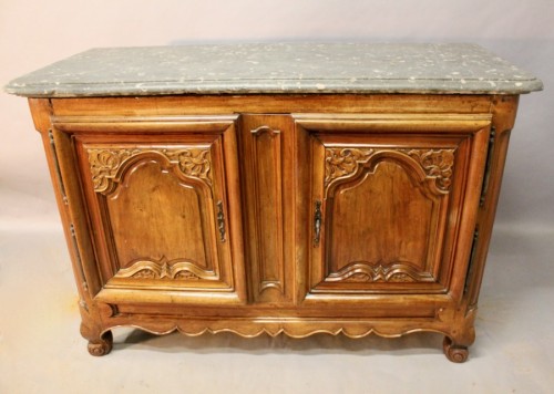 Antiquités - Buffet en noyer à dessus de pierre de Saint-Cyr, France XVIIIe siècle
