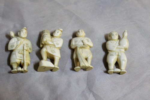 Antiquités - Set of 7 ivoryNetsuke, Japan between 1900 and 1920 