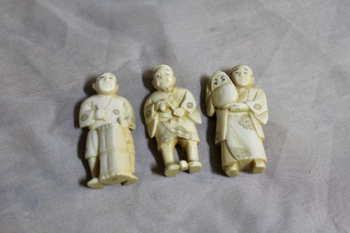 Antiquités - Set of 7 ivoryNetsuke, Japan between 1900 and 1920 