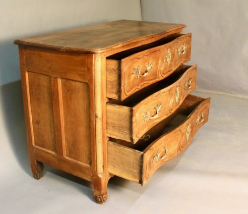 A 18th Century Blond Walnut Lyonnaise Chest Of Drawers - Furniture Style Louis XV