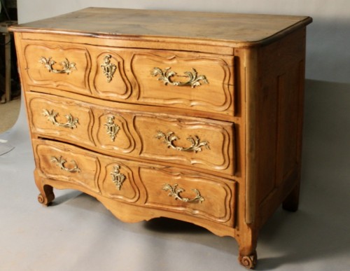 A 18th Century Blond Walnut Lyonnaise Chest Of Drawers - Louis XV