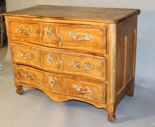 Louis XV - A 18th Century Blond Walnut Lyonnaise Chest Of Drawers