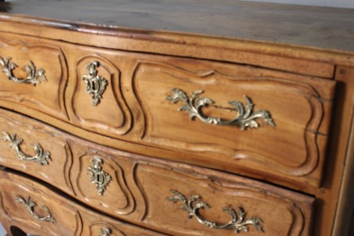 Antiquités - A 18th Century Blond Walnut Lyonnaise Chest Of Drawers