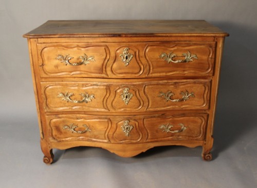 Antiquités - A 18th Century Blond Walnut Lyonnaise Chest Of Drawers