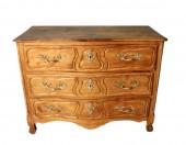 Commode lyonnaise du XVIIIe siècle en  noyer blond