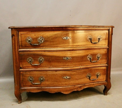 Louis XV Curved Chest Of Drawers In Walnut - Furniture Style Louis XV