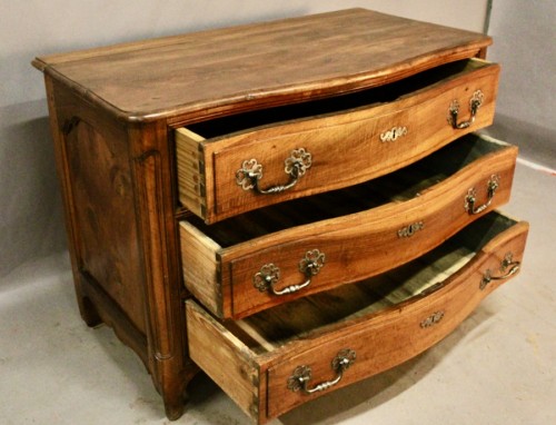 18th century - Louis XV Curved Chest Of Drawers In Walnut