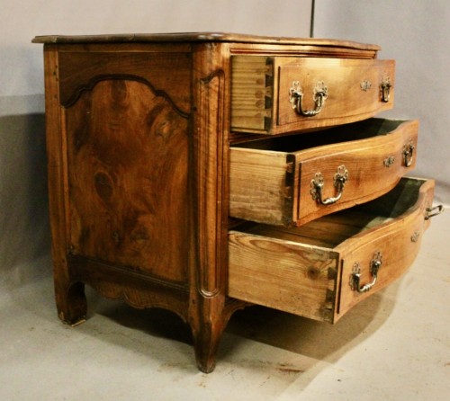 Louis XV Curved Chest Of Drawers In Walnut - Louis XV