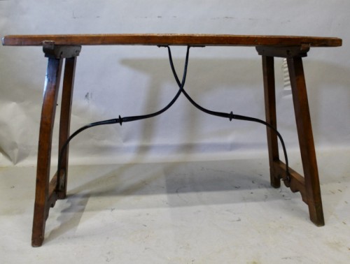 Table espagnole en Noyer et entretoise en fer forgé - Jean-Yves Buhard