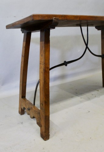 XVIIIe siècle - Table espagnole en Noyer et entretoise en fer forgé
