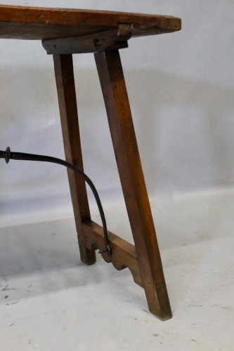 Table espagnole en Noyer et entretoise en fer forgé - 