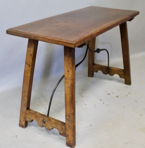  - Table espagnole en Noyer et entretoise en fer forgé