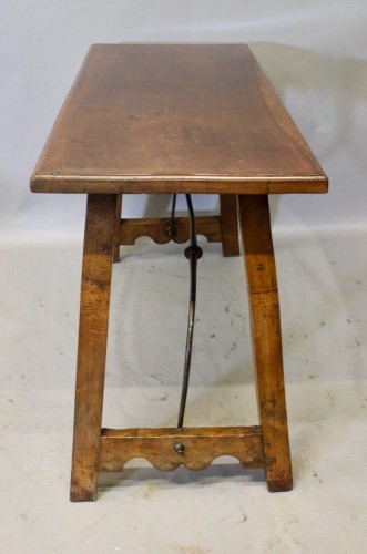 Antiquités - Table espagnole en Noyer et entretoise en fer forgé