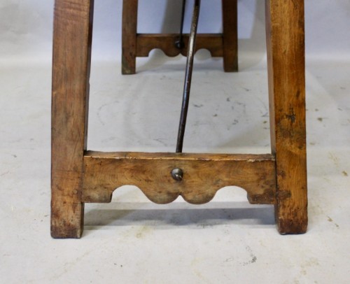 Antiquités - Table espagnole en Noyer et entretoise en fer forgé