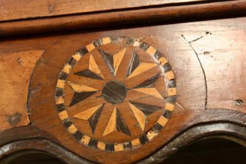 Antiquités - A early 19th century two-part oak and ash burl Vaisselier