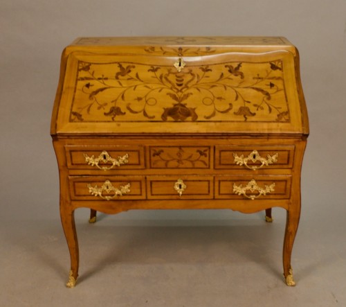 Bureau à pente grenoblois en merisier XVIIIe - Mobilier Style Louis XV