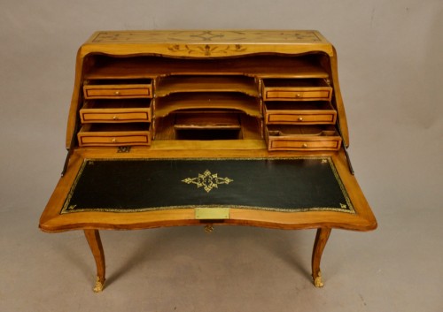 XVIIIe siècle - Bureau à pente grenoblois en merisier XVIIIe