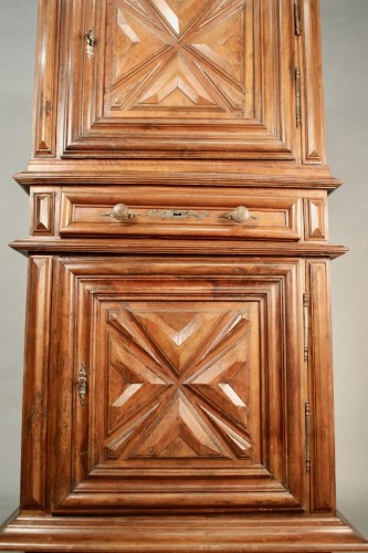 Bonnetière Homme Debout Louis XIII en noyer - Jean-Yves Buhard