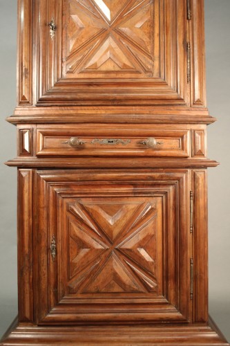 XVIIe siècle - Bonnetière Homme Debout Louis XIII en noyer