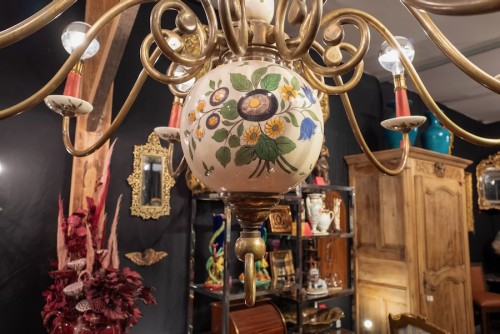 XIXe siècle - Lustre hollandais XIXe en bronze et faience à 10 bras de lumière